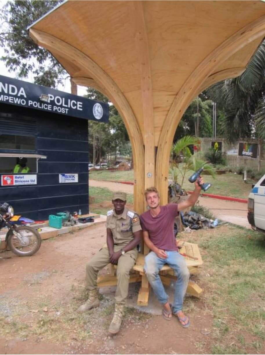Simon Bosch auf Bankkonstruktion aus Brettschichtholz in Uganda