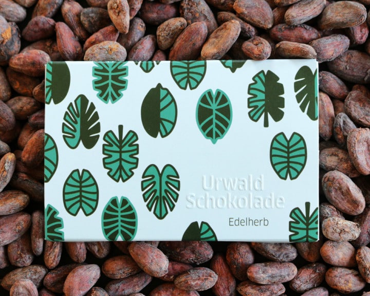 eine Tafel Urwald Schokolade Edelherb auf Kakaobohnen