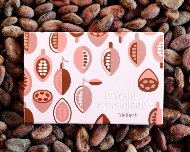eine Tafel Urwald Schokolade Edelherb auf Kakaobohnen