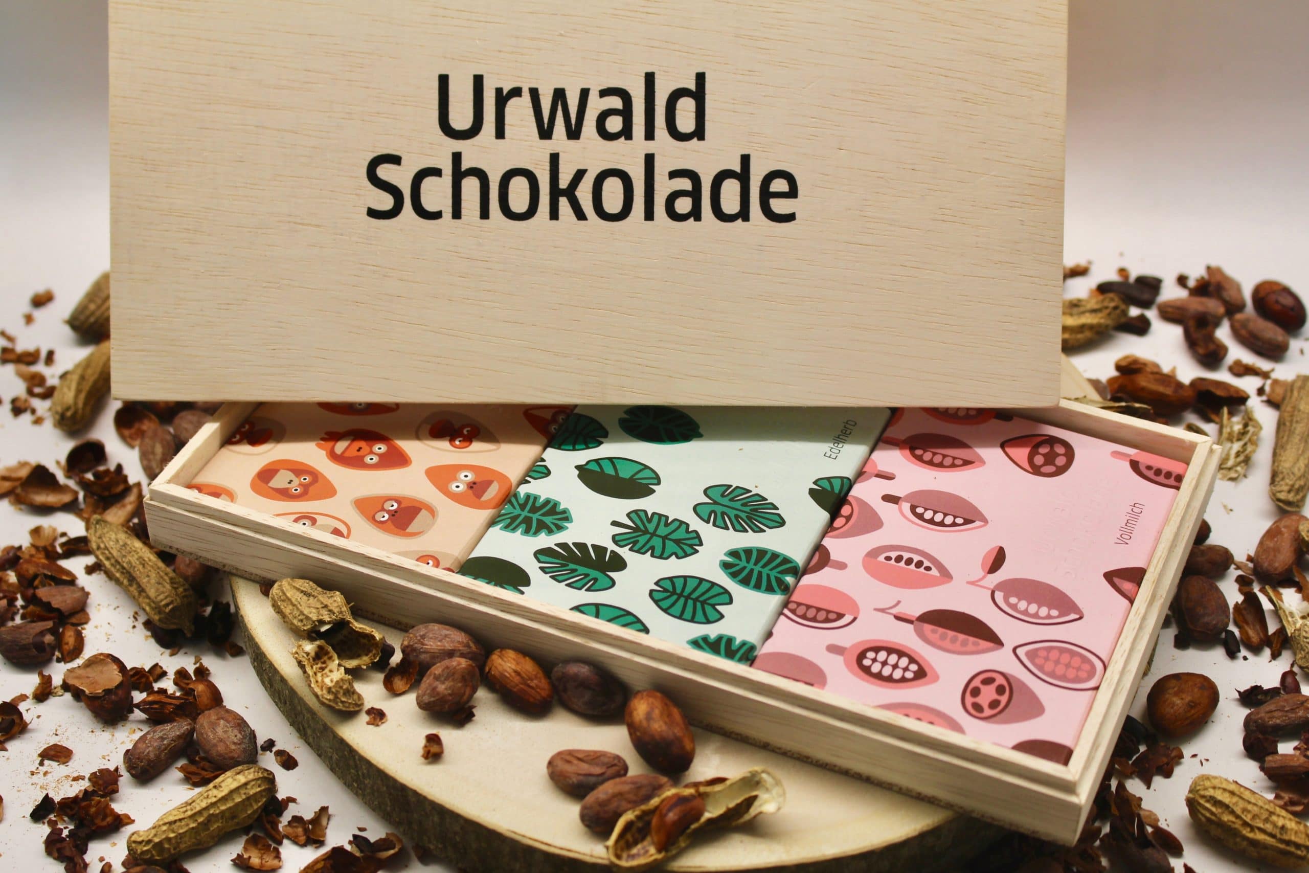 drei verschiedene Sorten Urwald Schokolade in Holz-Box