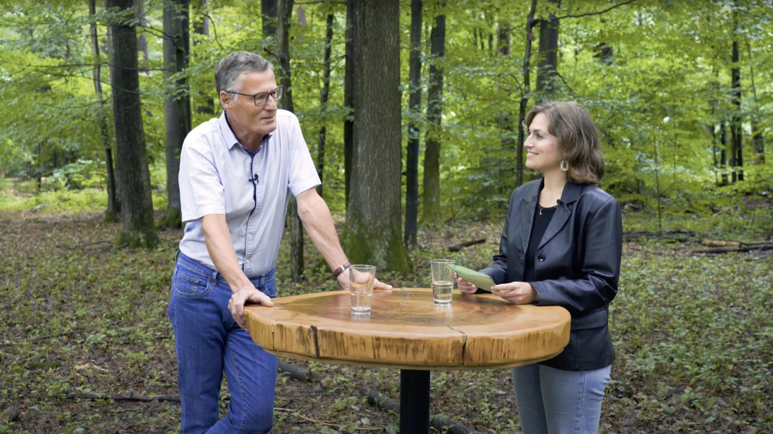 Dr. Horst Freiberg und Sophia Roller führen ein Interview im Wald