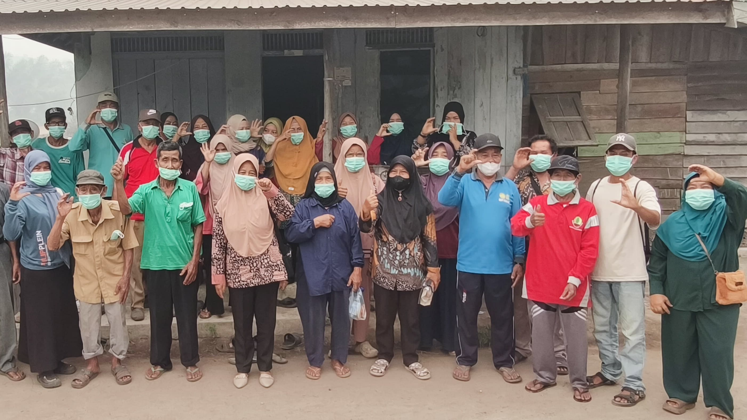 Gruppenbild von Kleinbauern, die Masken tragen